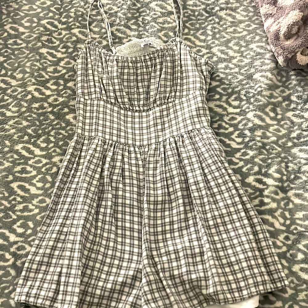 It’s a hollister romper and it has pockets on the sides